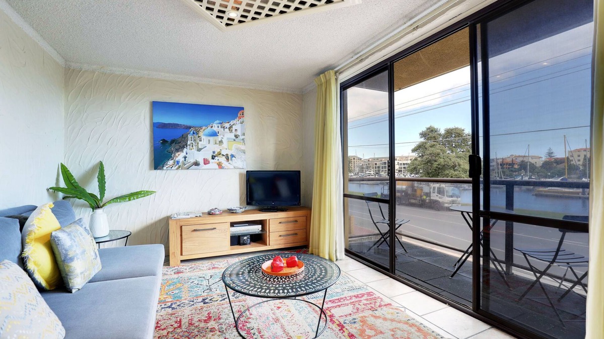Glenelg North Apartment | Gorgeous Balcony Riverview Apartment