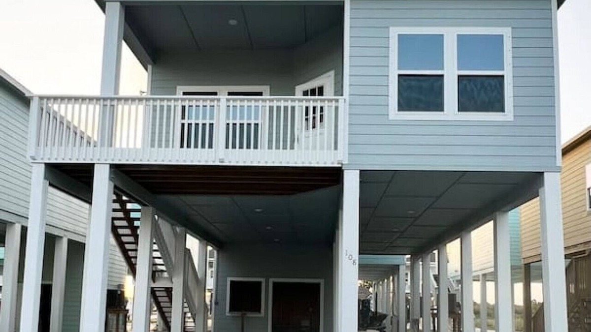 Palm Harbor House | Gorgeous Beach House w/Pop Up Bar & Community Pool