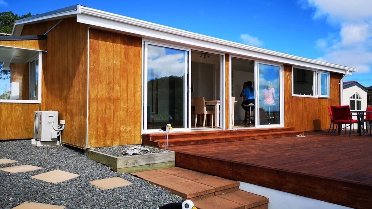 Auckland House | Gorgeous beachfront Kiwi Bach!