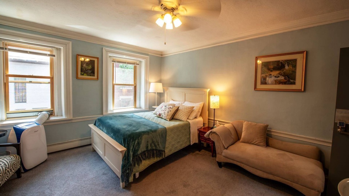 Beacon Hill House | Gorgeous Beacon Hills Studio next to State house