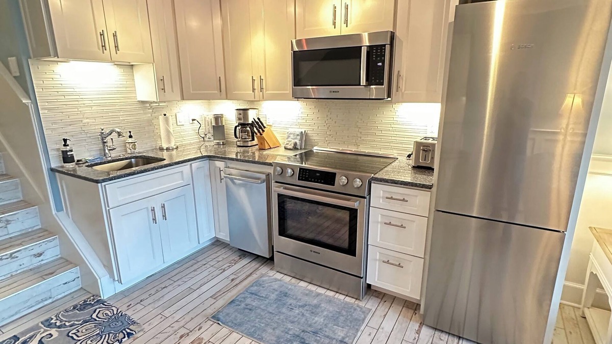 The Pines Condo | GORGEOUS & BEST IN TOWN! - Walk to Beach and Shops! Remodeled!