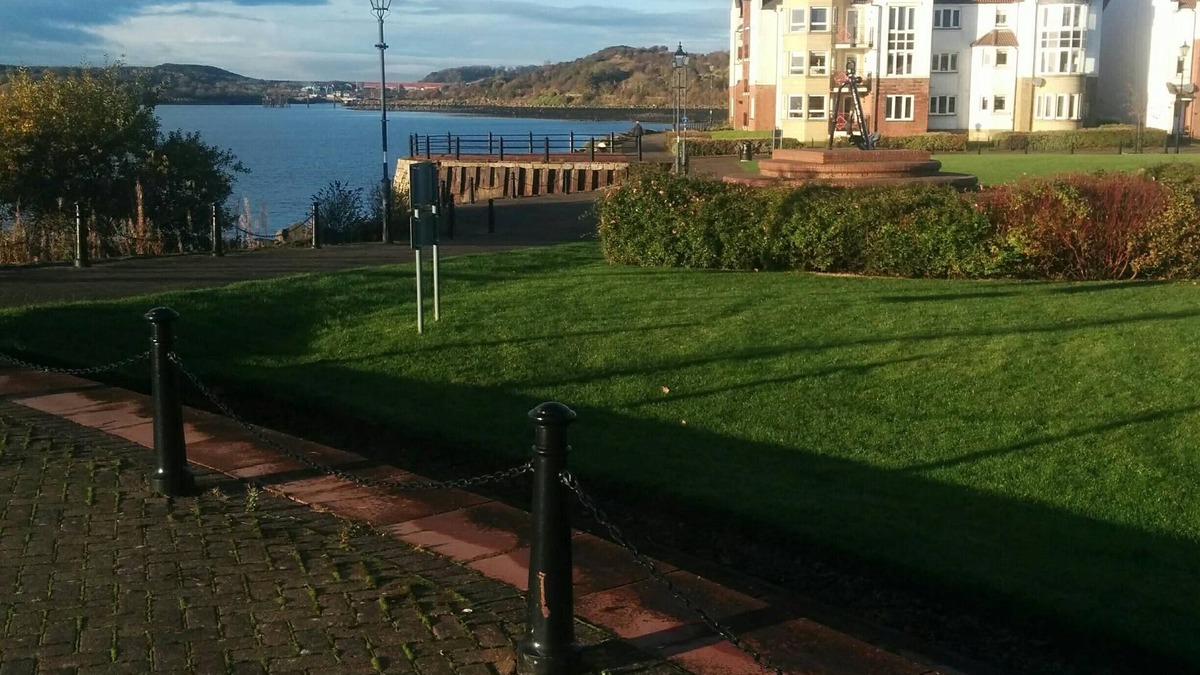 St. Davids Apartment | Gorgeous Boutique Coastal Apartment Near Edinburgh with Parking