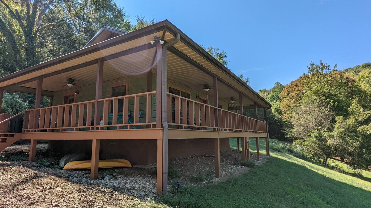 Gainesboro Cabin | Gorgeous Cabin with Panoramic Mountain Views!
