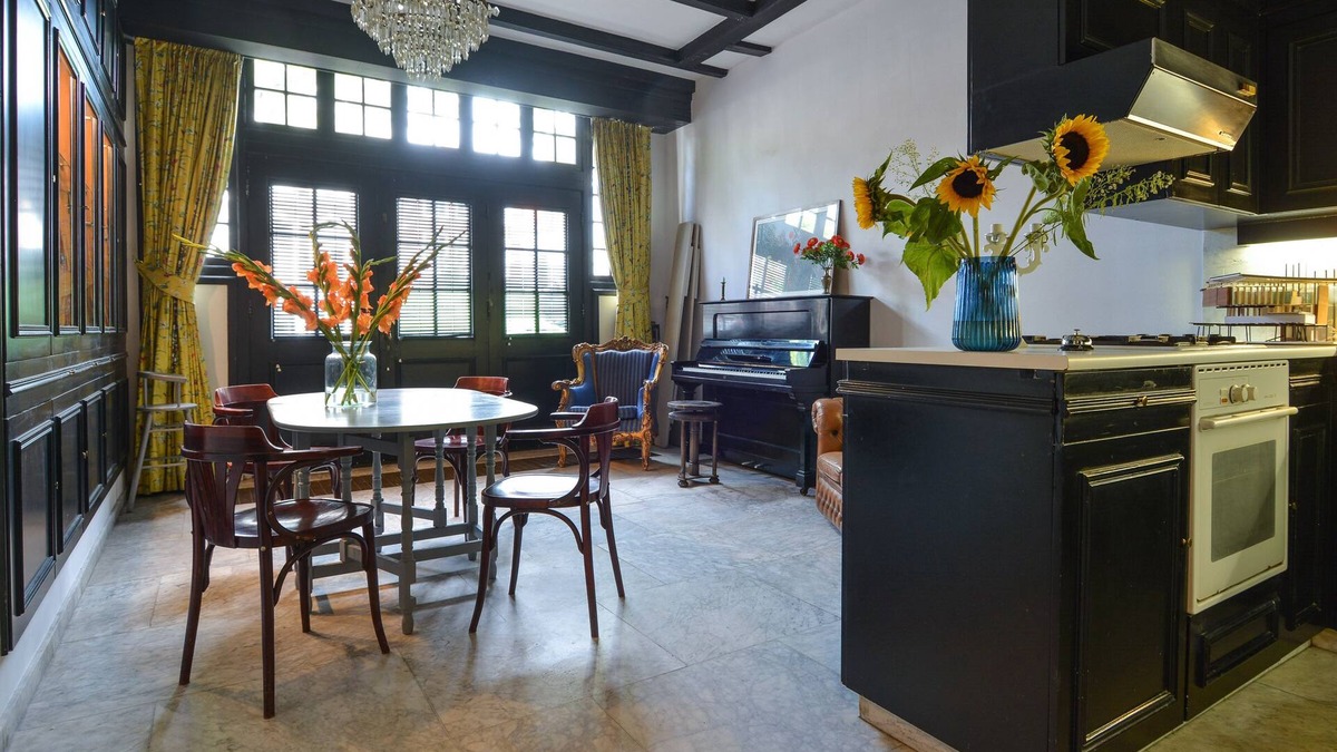 Huygenspark House | Gorgeous canal house in The Hague city