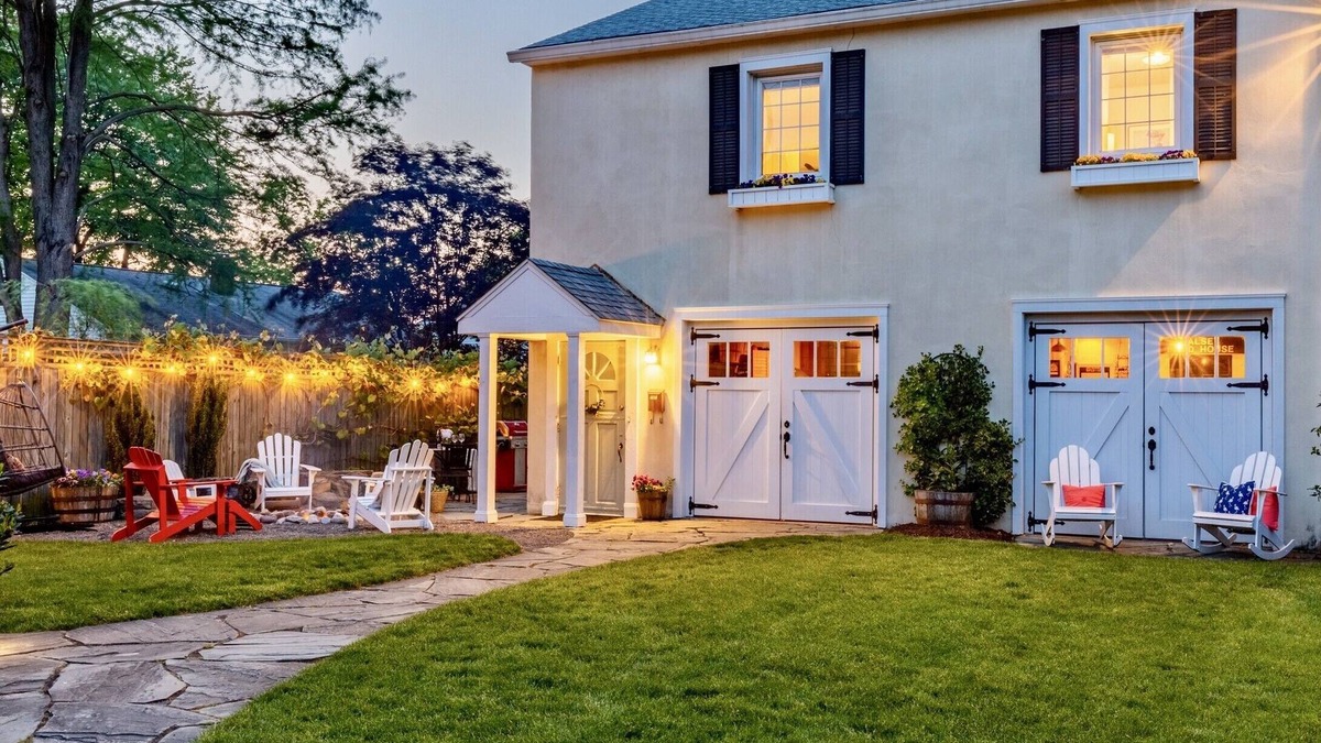 Annapolis Apartment | Gorgeous Carriage House close to USNA, walk to stadium, free parking, pets+kids