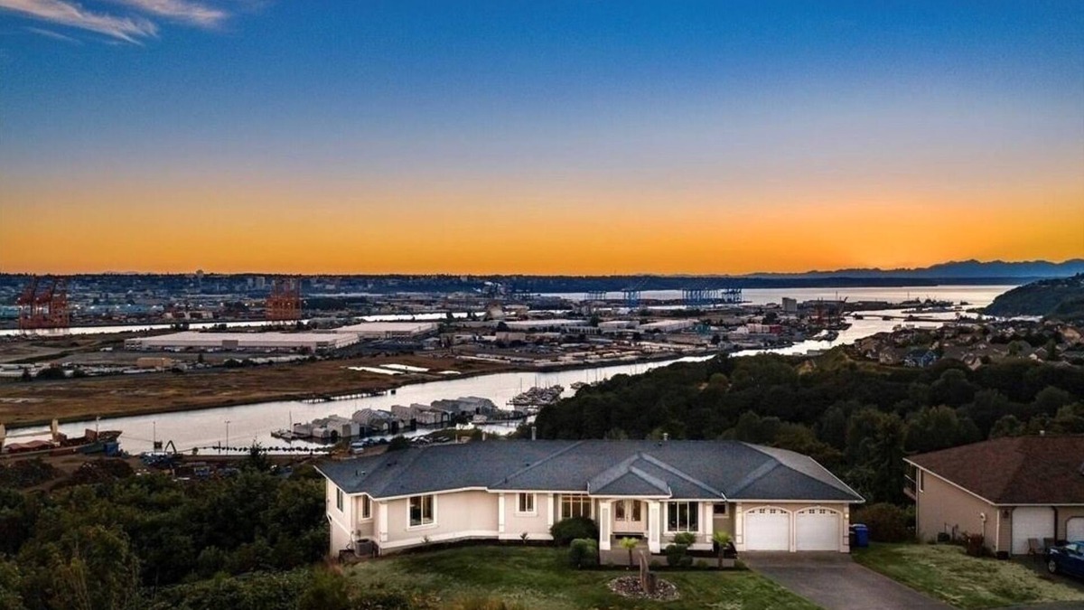 Northeast Tacoma House | Gorgeous City & Sunset View! W/Sauna