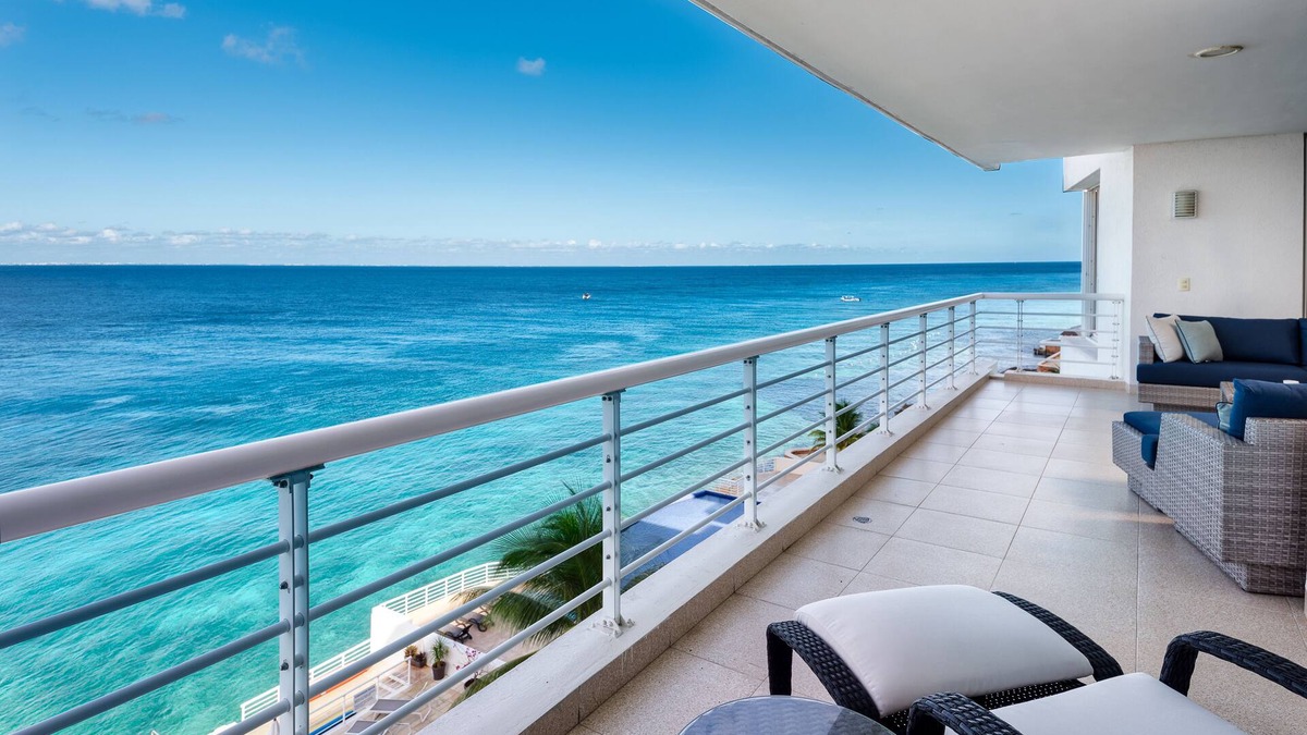 Zona Hotelera Norte Condo | Gorgeous Condo, Amazing Oceanfront views , Great Snorkeling out-front!
