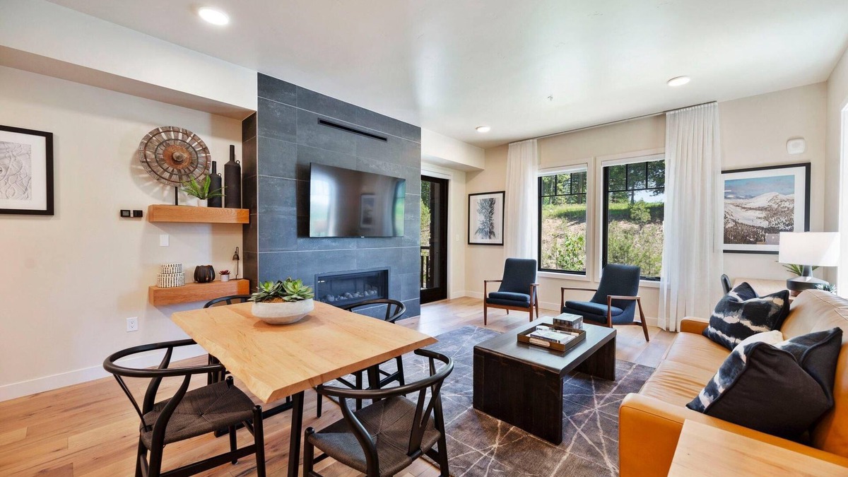 Tamarack Condo | Gorgeous Condo|Steps FromHill|Fireplace|Balcony