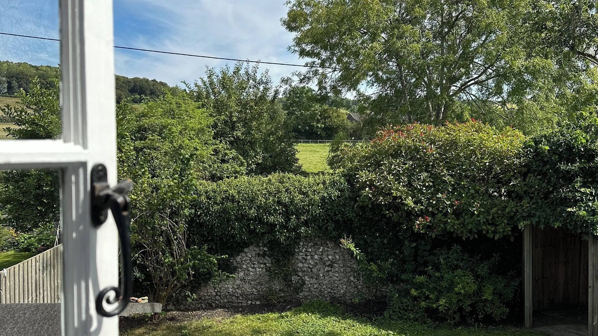 Skirmett Cottage | Gorgeous Cottage in Skirmett with Parking. Pet Friendly!