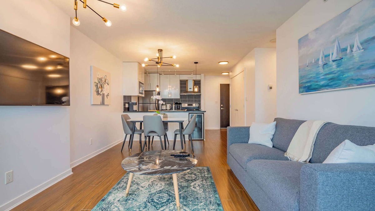 Crosstown Apartment | Gorgeous Downtown Unit + Parking