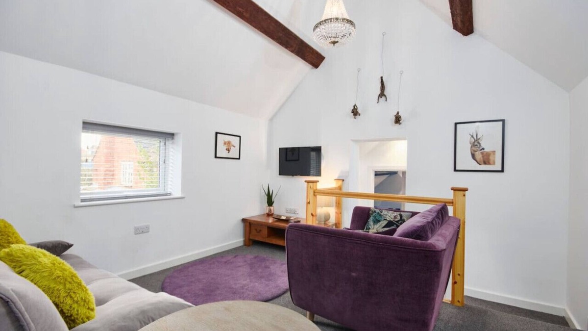 Kegworth Apartment | Gorgeous Duplex: Gym Access, SkyLink to Airport