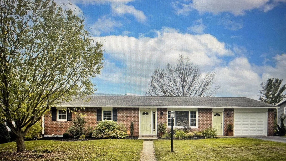 Dauphin House | Gorgeous Family Home in Quiet Neighborhood w/Mountain View
