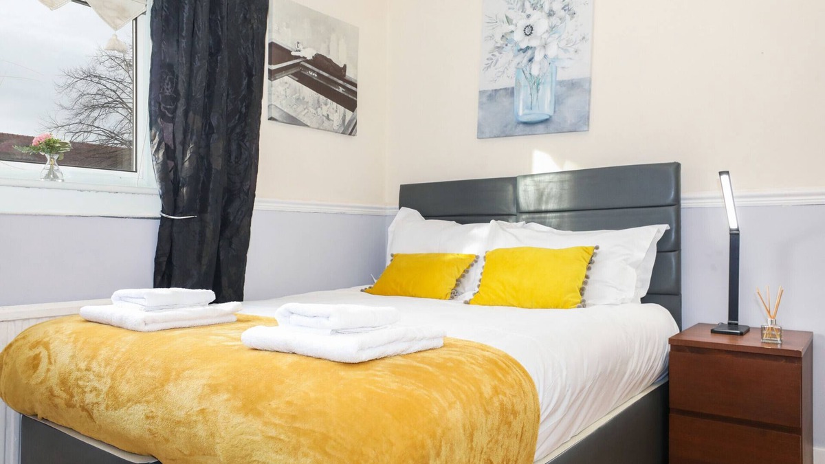 Gilmerton Bed & Breakfast | Gorgeous Family Room in Elegant Cottage