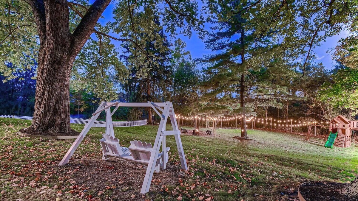 Lewis Center House | Gorgeous Farmhouse in Lewis Center with a private pond, barn and a backyard