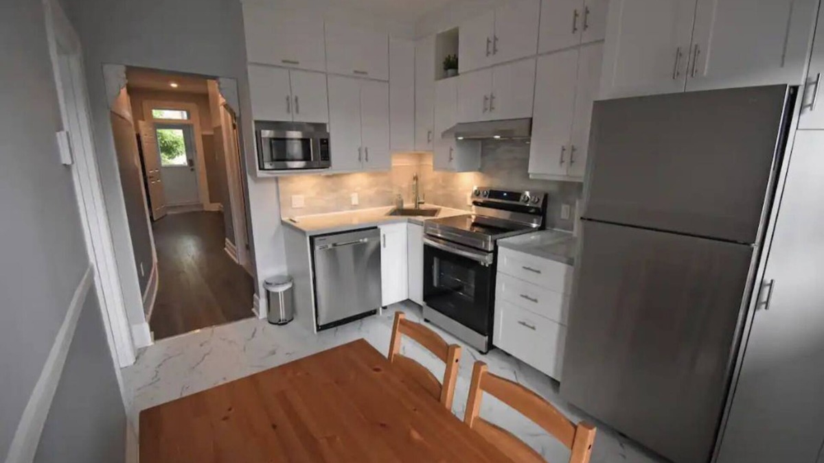 Verdun Apartment | Gorgeous -Fast Wi-fi, Parking, A/C, 2Bed/1Bath - 20% off for stays over 32 days!