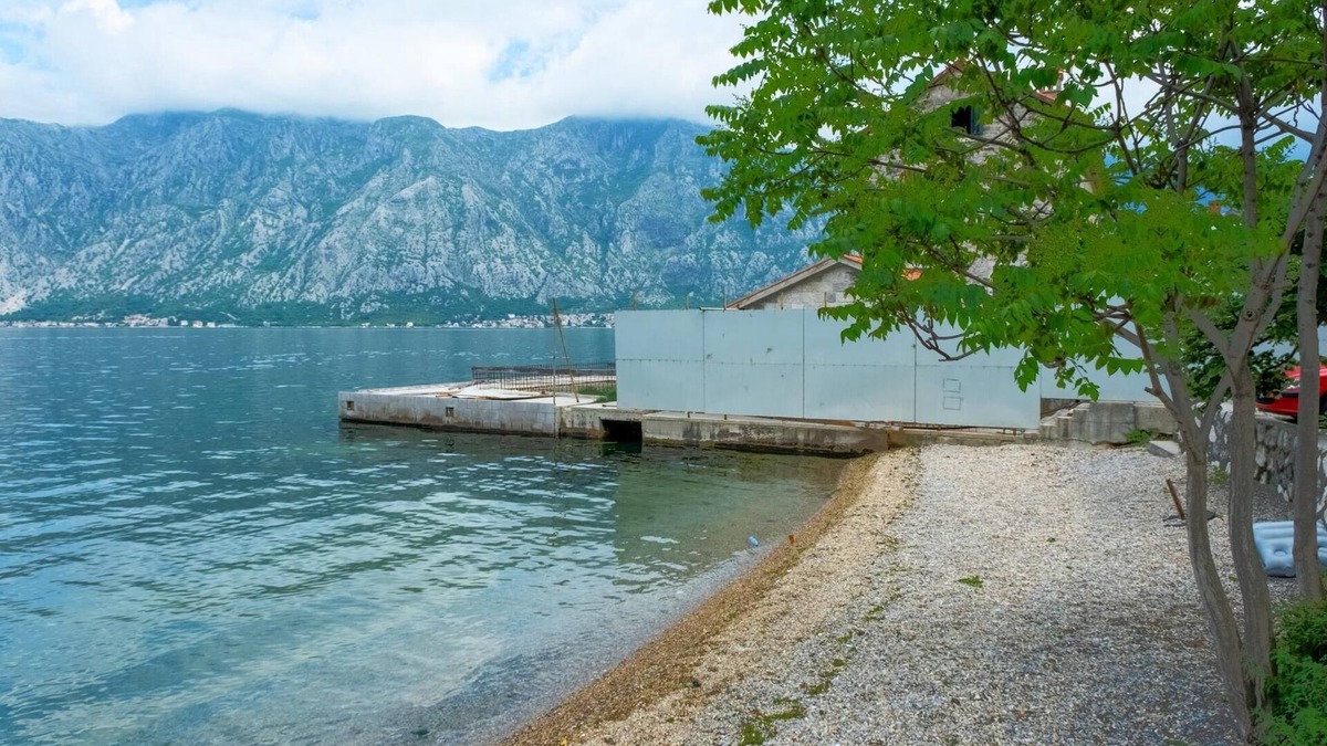 Donji Stoliv Apartment | Gorgeous Flat With Balcony Near Sea in Kotor