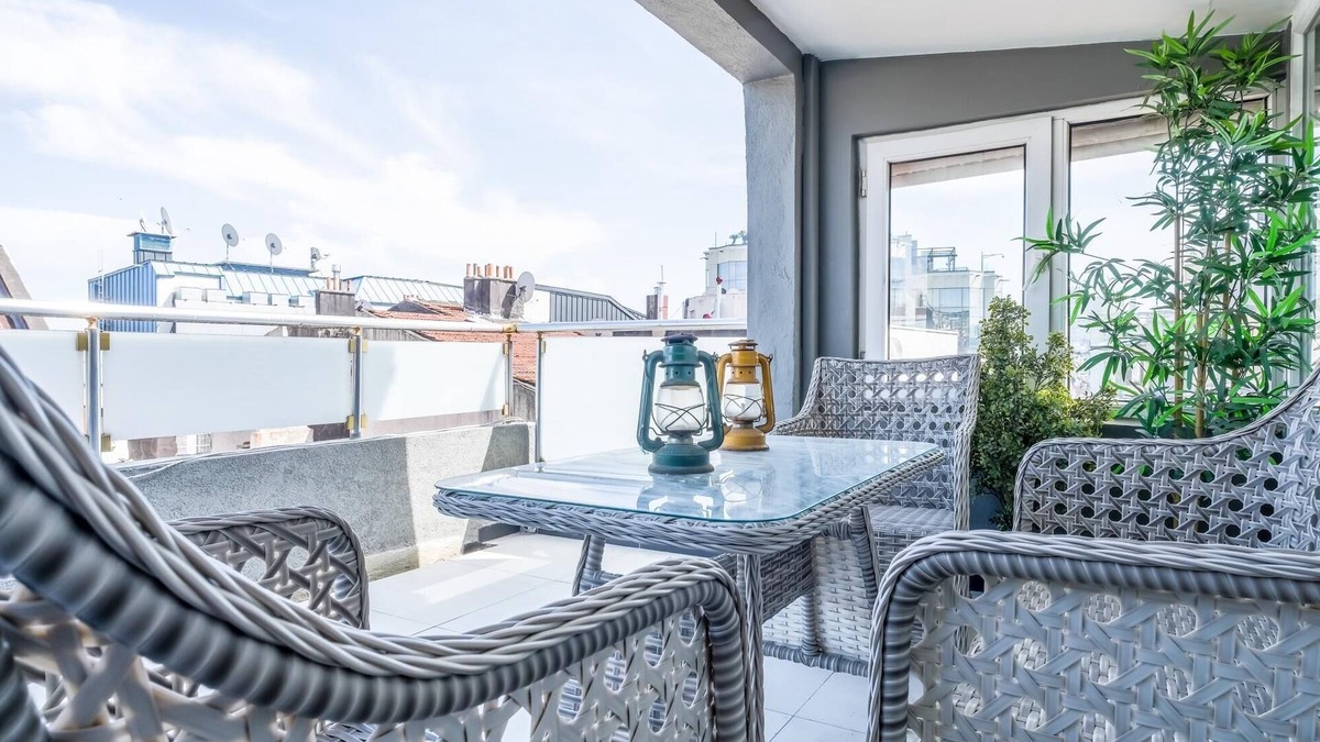 Besiktas Apartment | Gorgeous Flat with Balcony in Besiktas