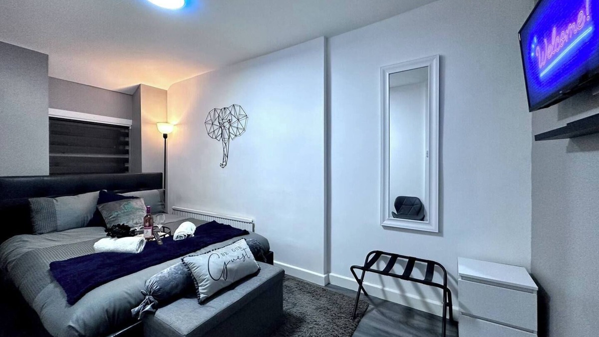 Rhondda Cynon Taff Apartment | Gorgeous Graceful Getaway w/Gazebo - Tylorstown
