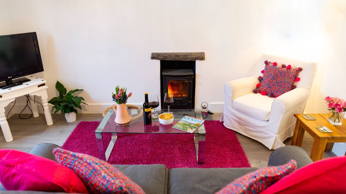 St Davids Apartment | Gorgeous ground floor flat - cosy, with parking and a prefect St Davids base.