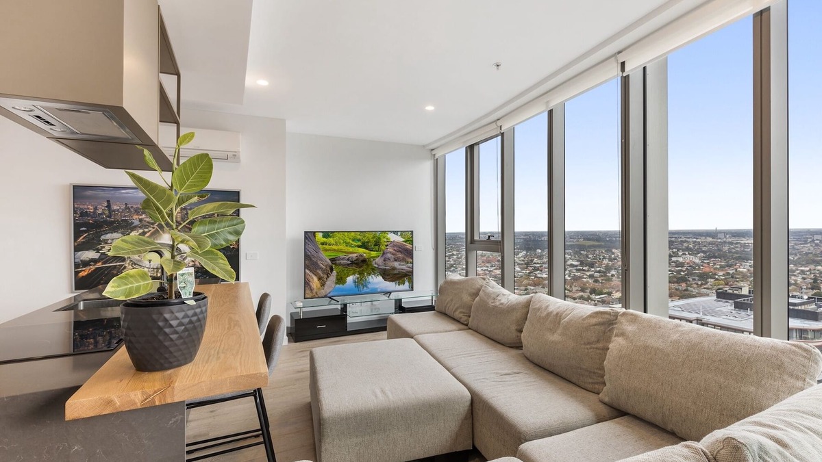Moonee Ponds Apartment | Gorgeous High-Rise Unit with Sky Bar, Pool and Gym