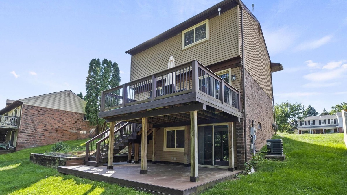 Drayton Plains House | Gorgeous home W/ a ton of Space Over looking the Woods