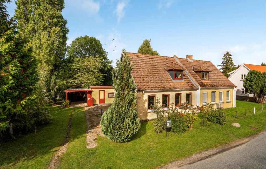 Bandholm House | Gorgeous Home In Bandholm With Kitchen