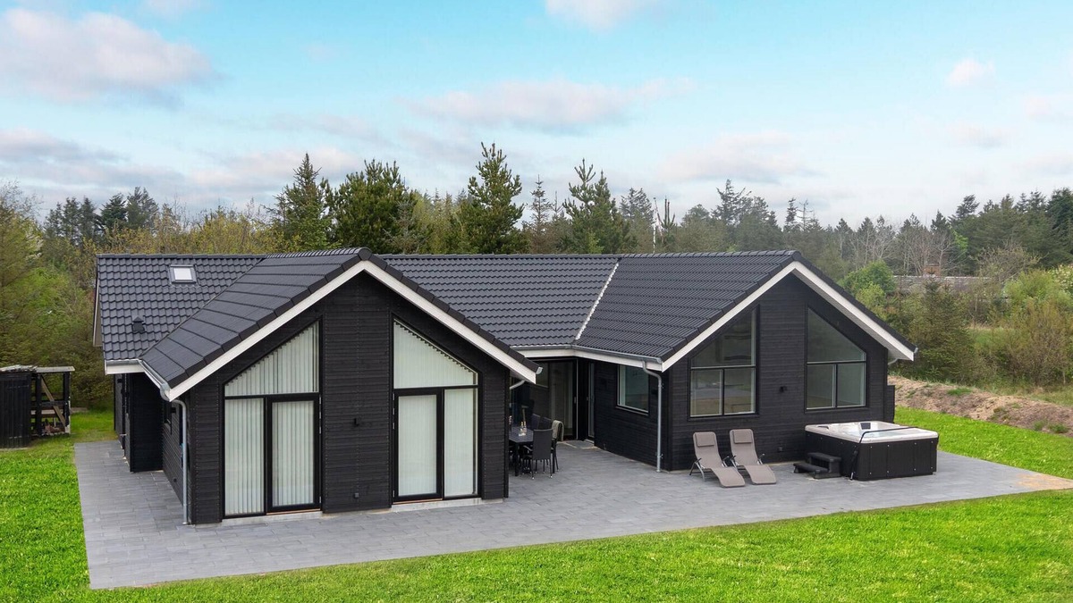 Blokhus House | Gorgeous home in Blokhus with jacuzzi