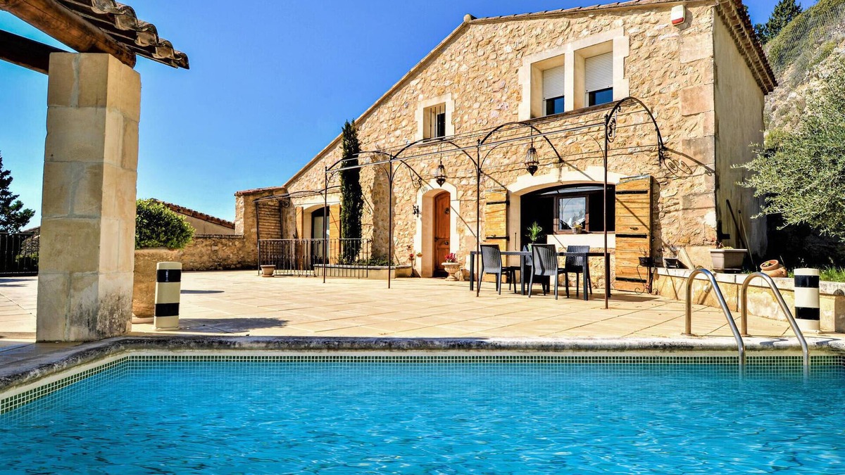 Boulbon House | Gorgeous home in Boulbon with kitchen