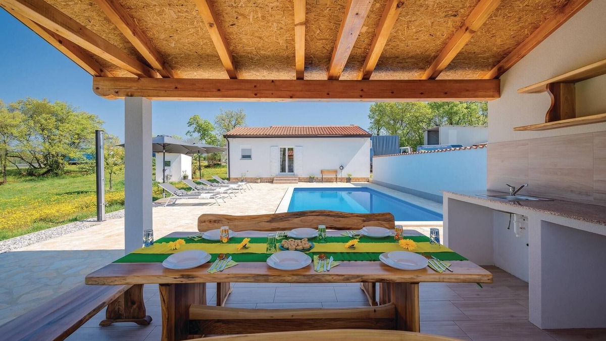 Kastel House | Gorgeous home in Buje with kitchen