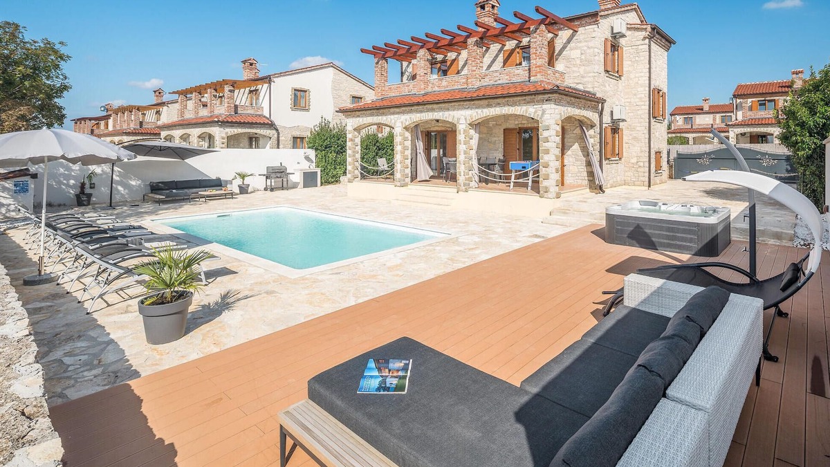 Cabrunici House | Gorgeous home in Cabrunici with WiFi