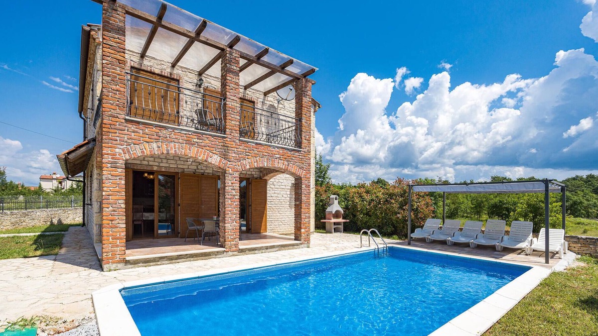 Cabrunici House | Gorgeous home in Cabrunici with WiFi