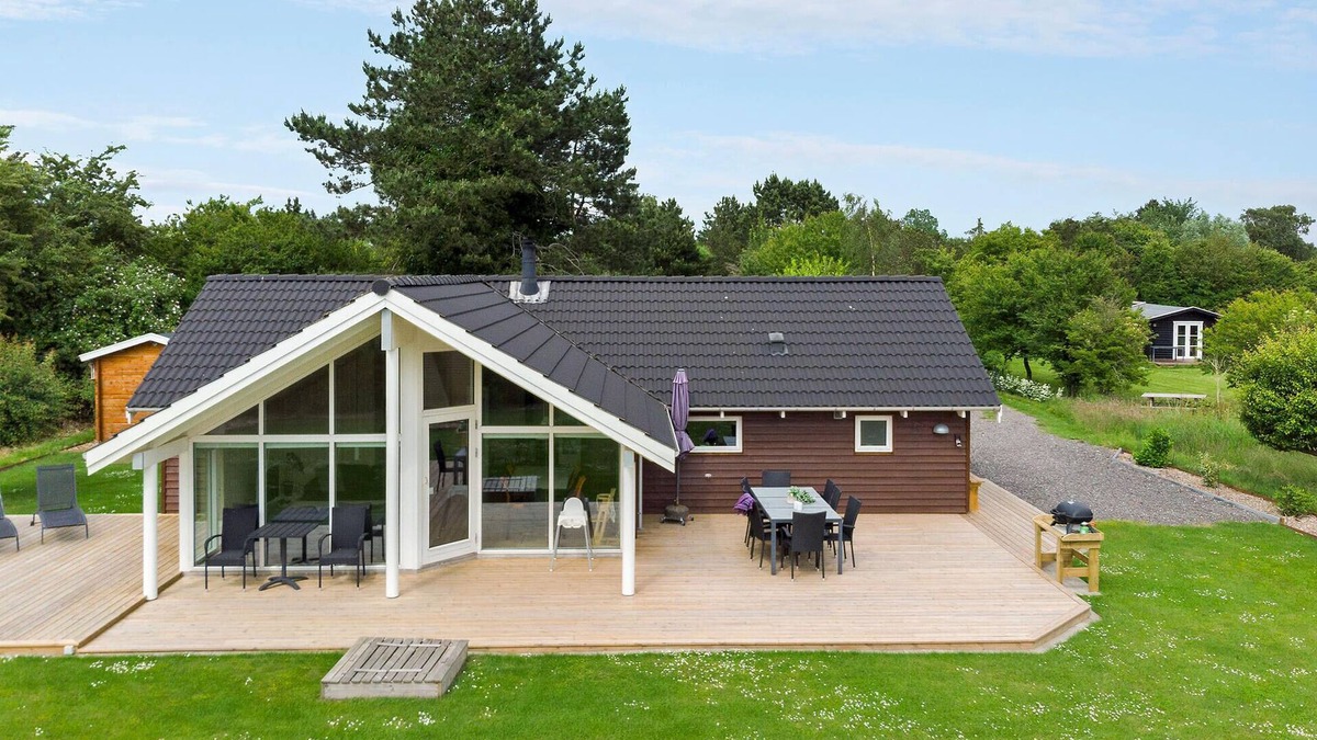 Dannemare House | Gorgeous home in Dannemare with kitchen