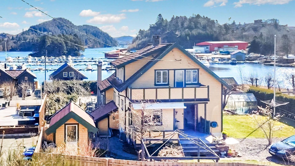 Farsund House | Gorgeous home in Farsund with kitchen