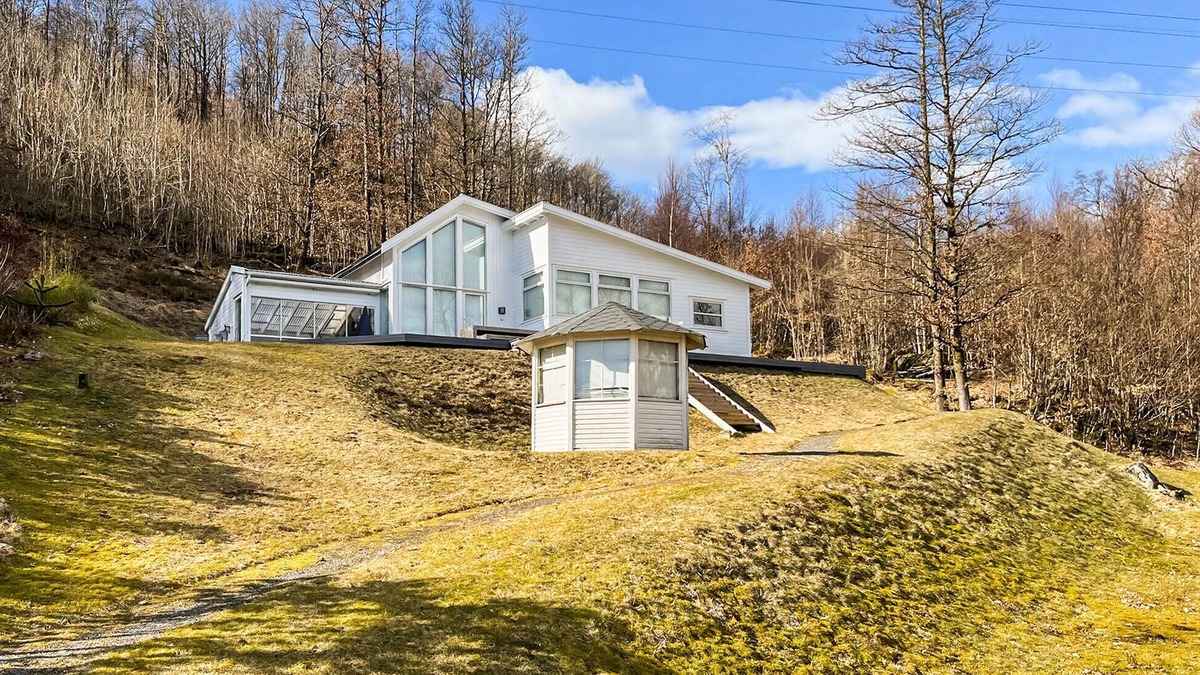 Farsund House | Gorgeous home in Farsund with WiFi
