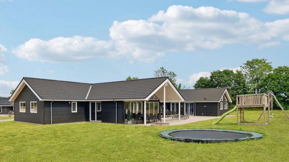 Grenaa House | Gorgeous home in Grenaa with sauna