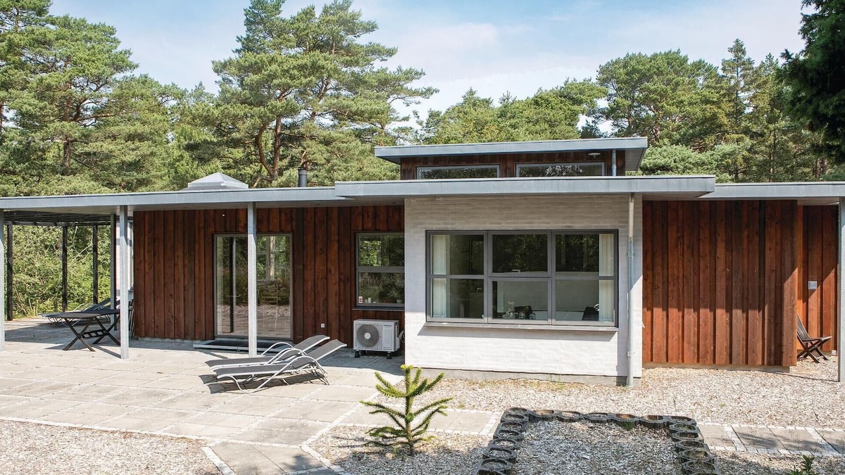 Helberskov Strand House | Gorgeous home in Hadsund with WiFi