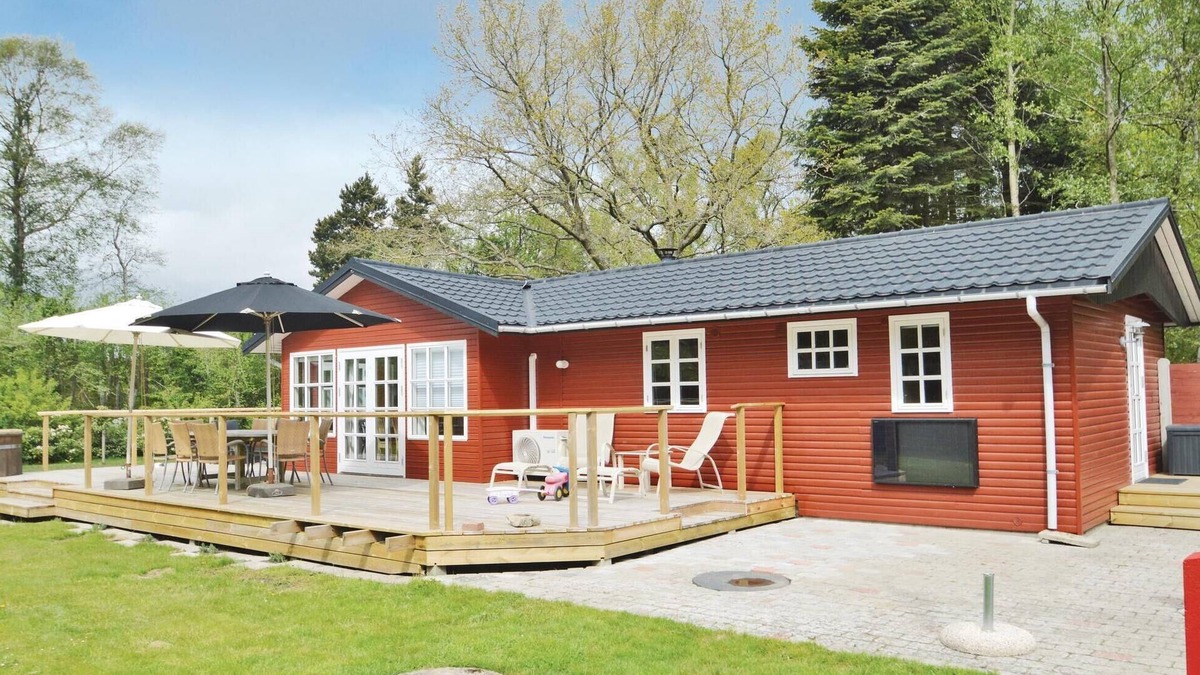 Hojslev House | Gorgeous home in Højslev with kitchen