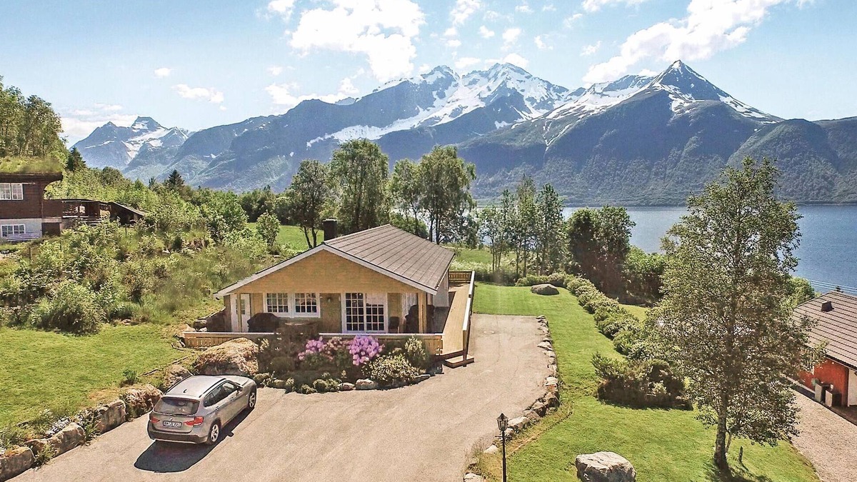 Hundeidvik House | Gorgeous home in Hundeidvik