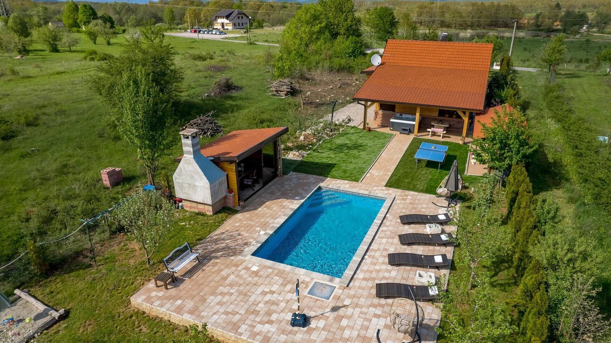Lovinac House | Gorgeous home in Lovinac with sauna