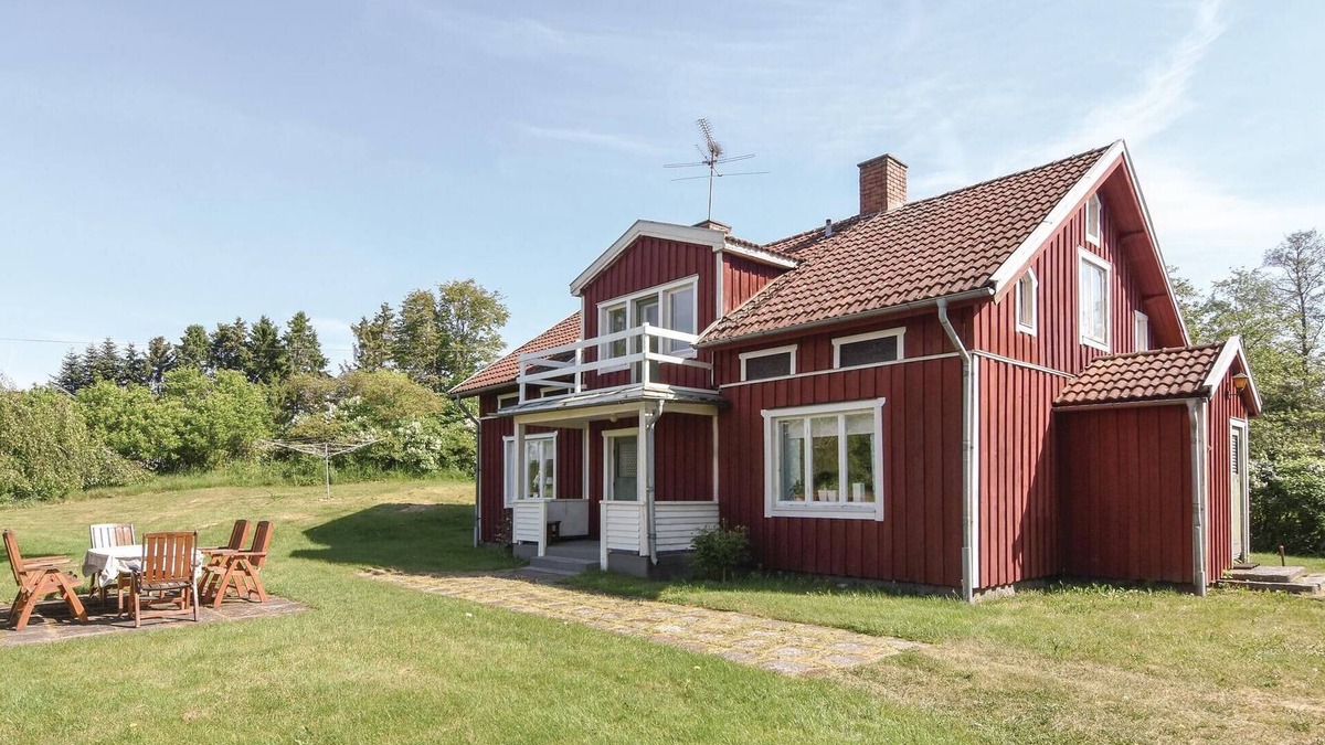 Lyrestad House | Gorgeous home in Lyrestad with WiFi