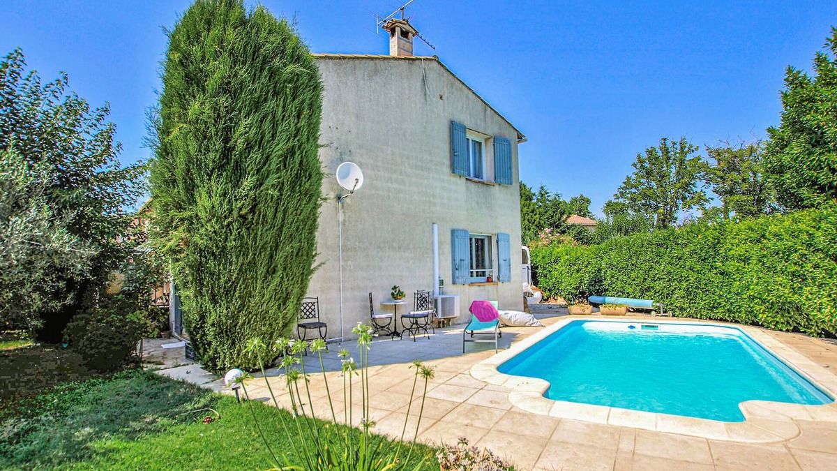 Montfavet House | Gorgeous home in Montfavet with kitchen