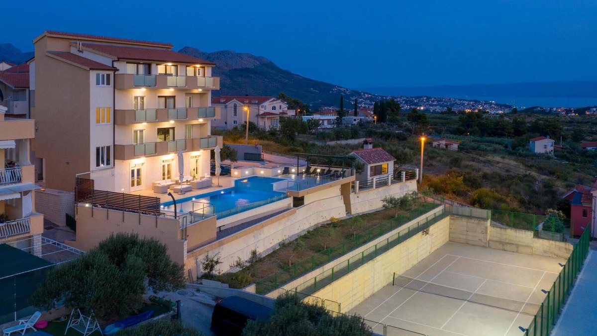 Mravince House | Gorgeous home in Mravince with sauna