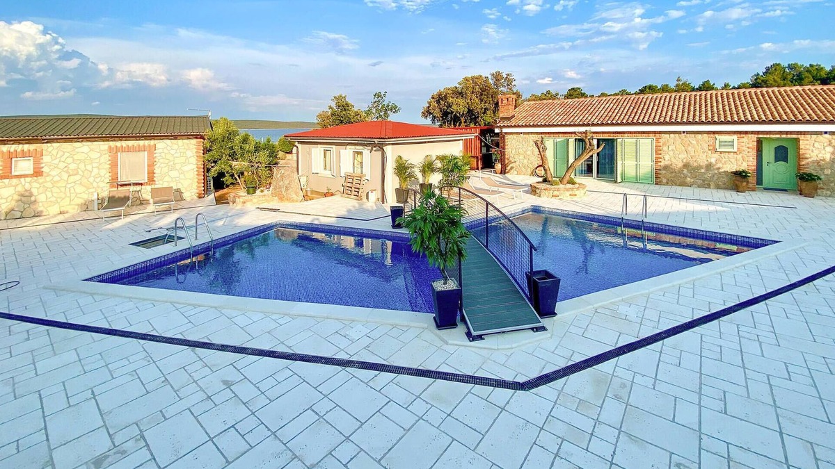 Nerezine House | Gorgeous home in Nerezine with WiFi