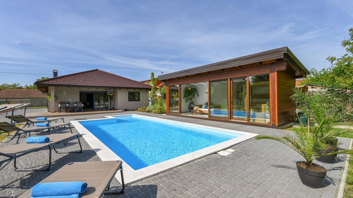 Puscine House | Gorgeous home in Puscine with sauna