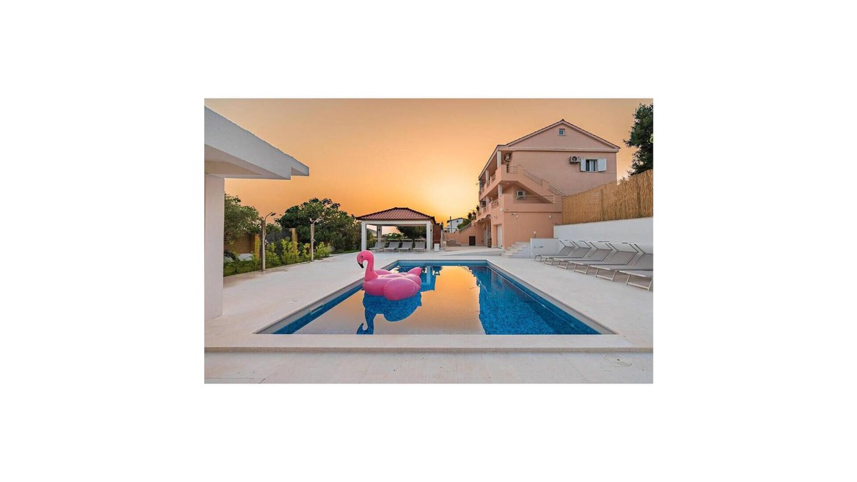 Rtina House | Gorgeous home in Razanac