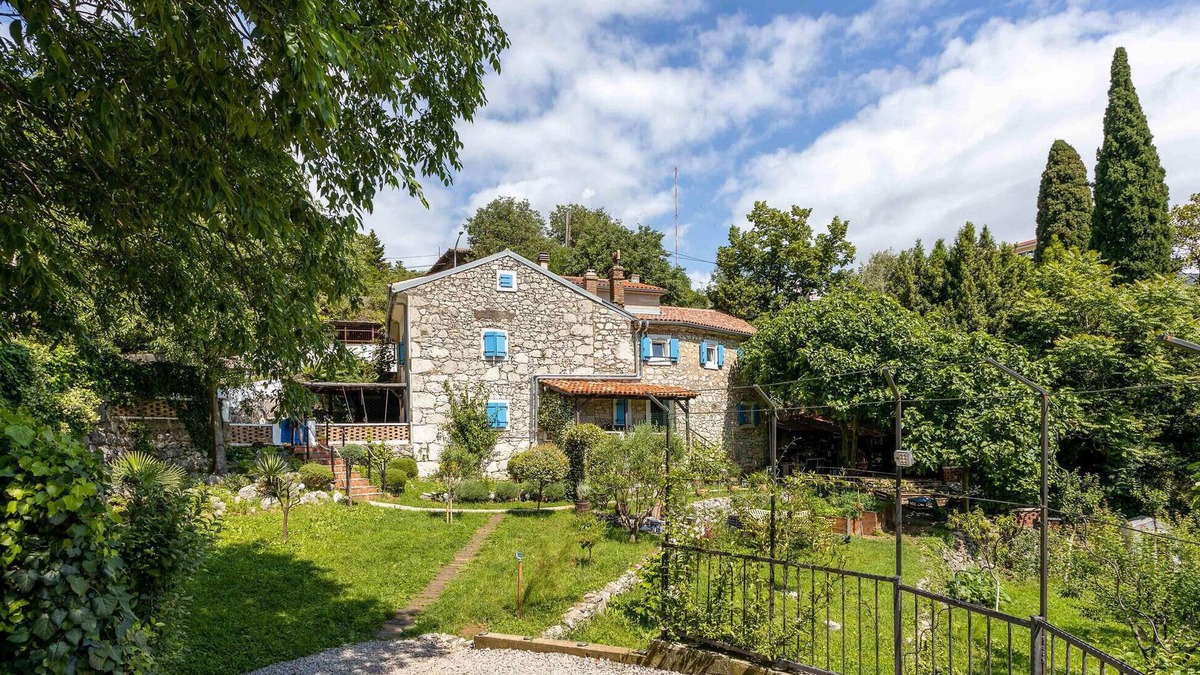 Rijeka House | Gorgeous home in Rijeka with kitchen