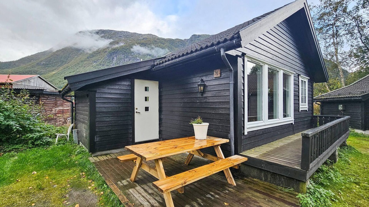 Roldal House | Gorgeous home in Røldal with house a mountain view