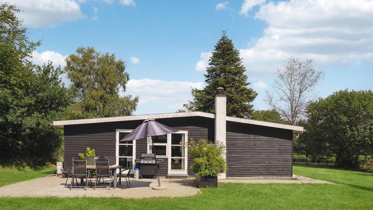 Ronde House | Gorgeous home in Rønde with kitchen