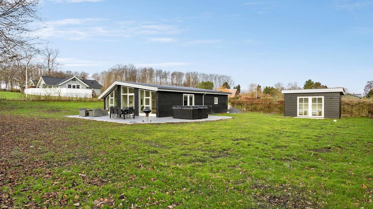 Spodsbjerg House | Gorgeous home in Rudkøbing with WiFi
