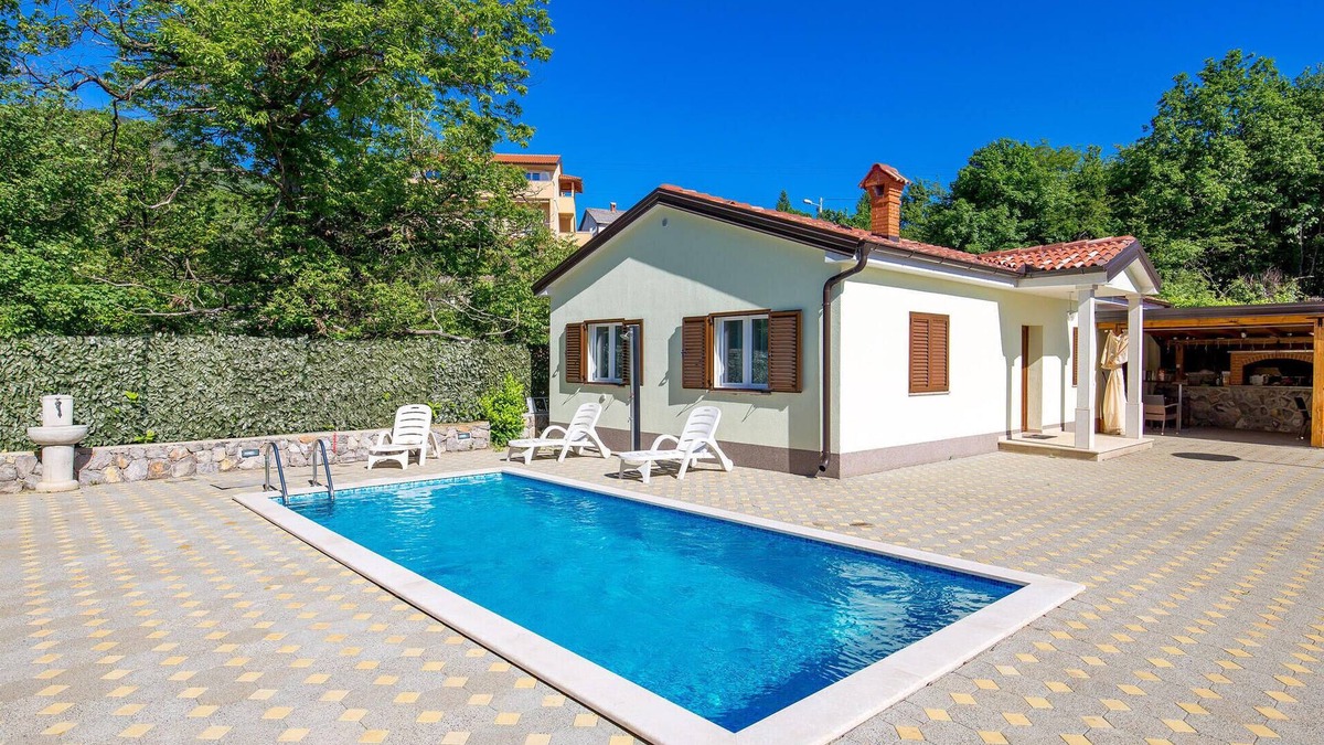 Rukavac House | Gorgeous home in Rukavac with kitchen